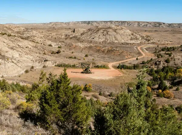 Oil rig in North Dakota’s Bakken region, showcasing industrial drilling operations.